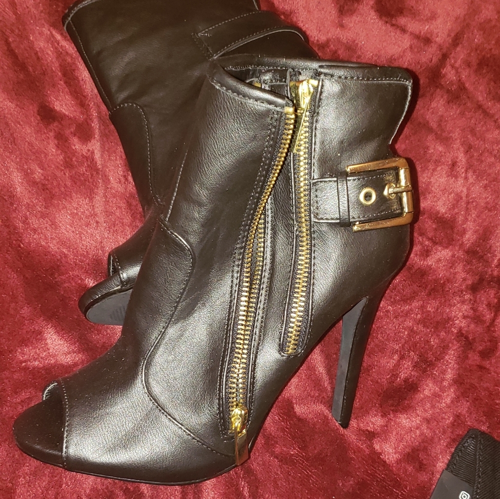 Cute open toed heeled bootie, worn once great cond